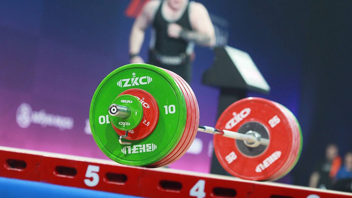 Федерация тяжелой атлетики вернула спортсменам РФ право выступать с флагом и гимном