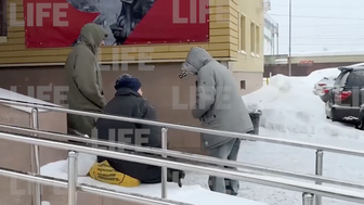 Рэпер Гуф по дороге в суд подал милостыню бабушке