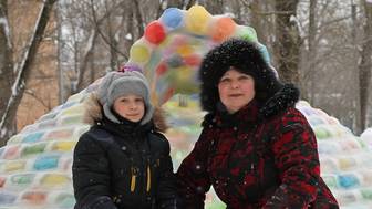 Чтобы поесть пирожки с чаем: жители Щукино построили иглу из 800 ледяных кирпичей