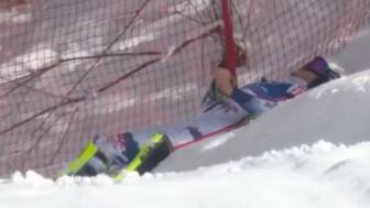 Норвежский горнолыжник лег в сугроб после потери лидерства на Олимпиаде