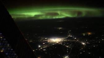Роскосмос показал фото зеленого сияния над ночным Петербургом с борта МКС