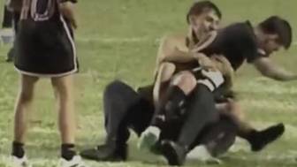 Болельщик повалил Месси на газон во время матча в Пуэрто-Рико