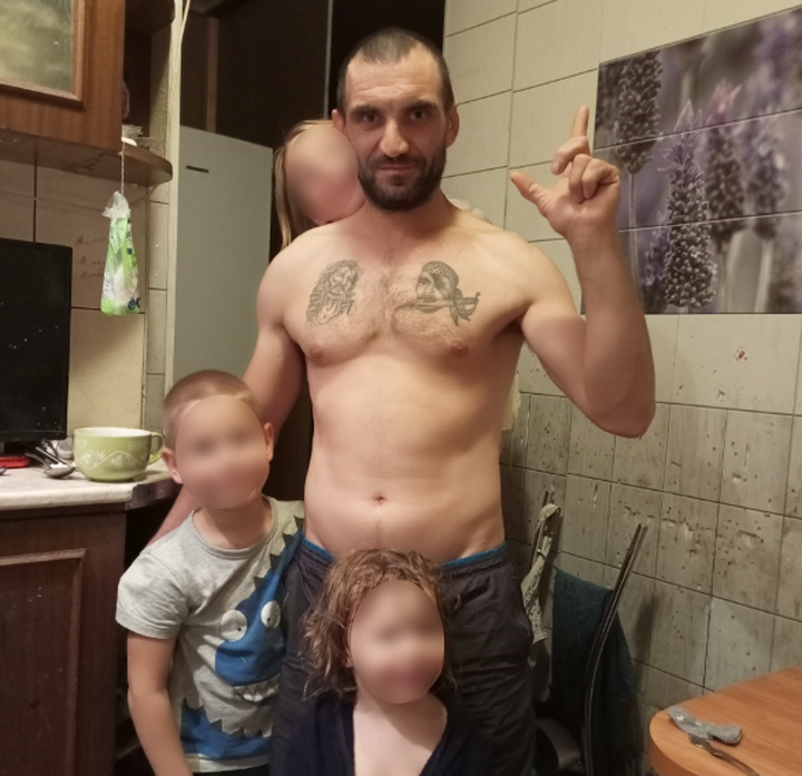 Отец убитого мальчика с другими своими детьми