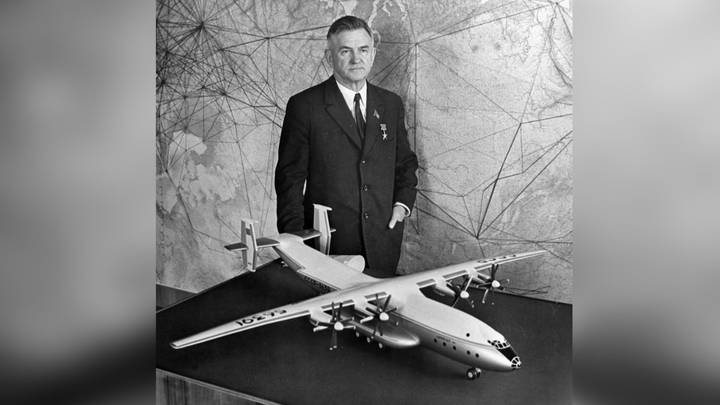 Герой Социалистического Труда, генеральный конструктор Министерства авиационной промышленности СССР Олег Антонов с макетом самолета Ан-22. 27 октября 1966 года экипаж летчика-испытателя И. Е. Давыдова поднял на Ан-22 груз 88,1 тонны на высоту 6600 м, установив в одном полете 12 рекордов