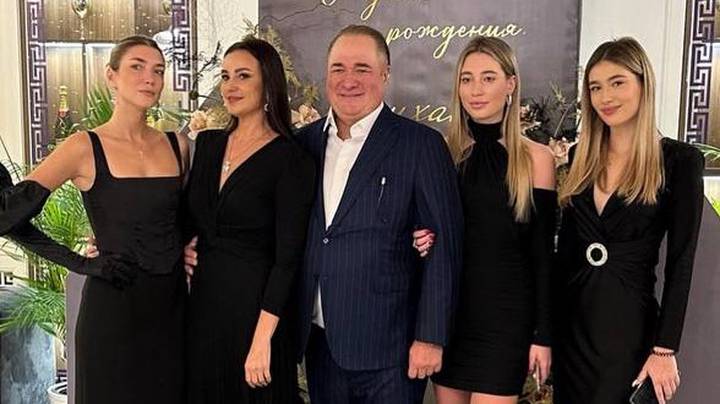 Михаил Данилов с женой и дочерьми