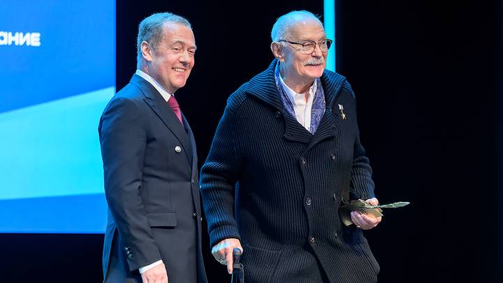 Дмитрий Медведев и Никита Михалков на литературной премии «Слово» / Фото: Дмитрий Дубинский / Вечерняя Москва