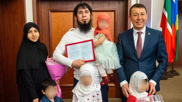 Скандал с жилищными сертификатами в Сердобске: подробности о мигранте-многоженце, травля и отставка мэра