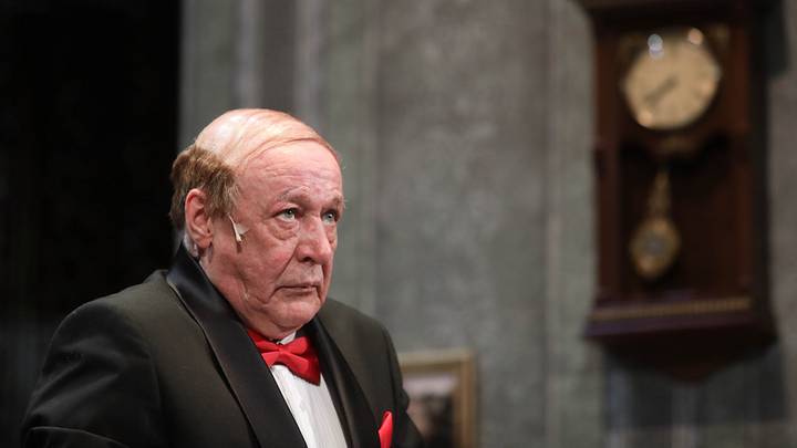 Почему Ефремов снова на сцене