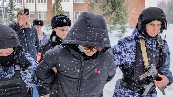 Ученик 9-го класса, стрелявший из страйкбольного автомата, во время задержания на территории гимназии № 16 в Уфе. В результате происшествия пострадал преподаватель