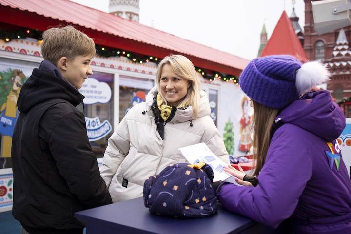 Скидка 20% и стильная шапка в подарок: идеальный выходной на ГУМ-Катке с СБП