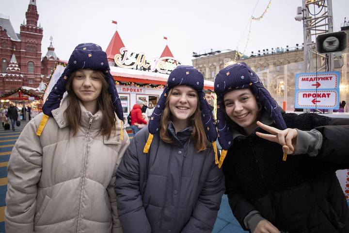 Скидка 20% и стильная шапка в подарок: идеальный выходной на ГУМ-Катке с СБП