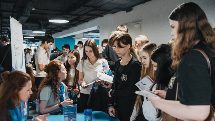 Участники профориентационного мероприятия МНПЗ общаются с представителями ведущих учебных заведений