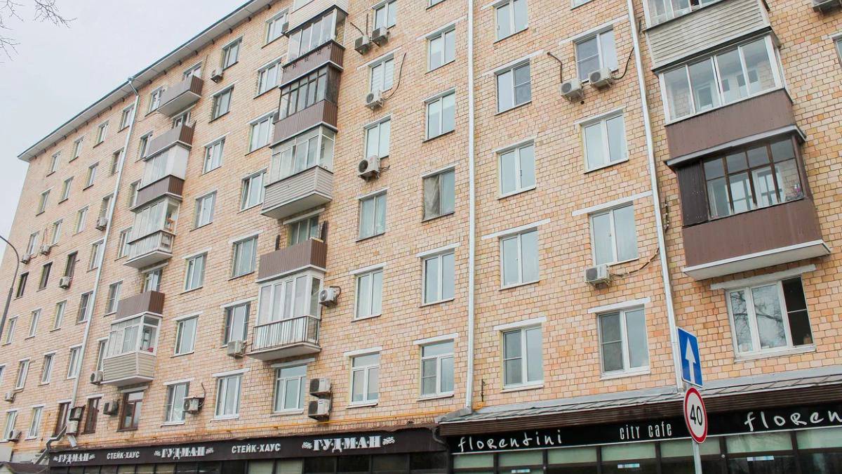 A house built in 1960 has undergone major renovation in the Gagarinsky district