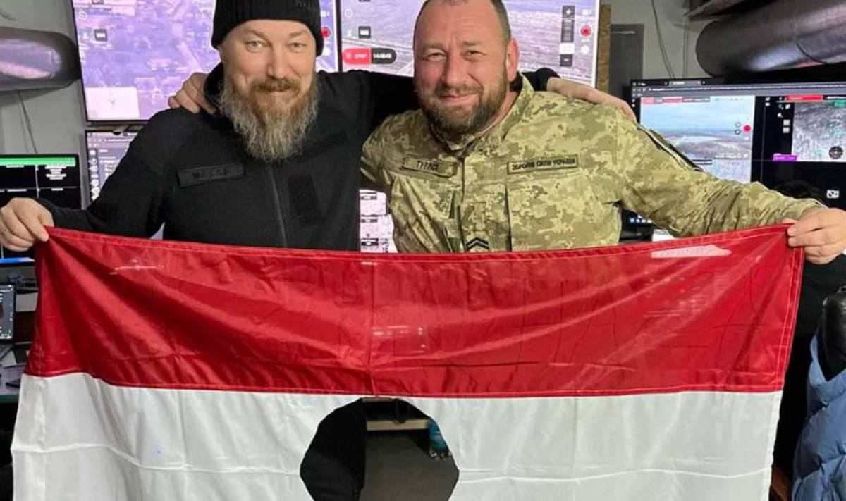 Ukrainian Ambassador Sandor took a photo with the Hungarian flag pierced