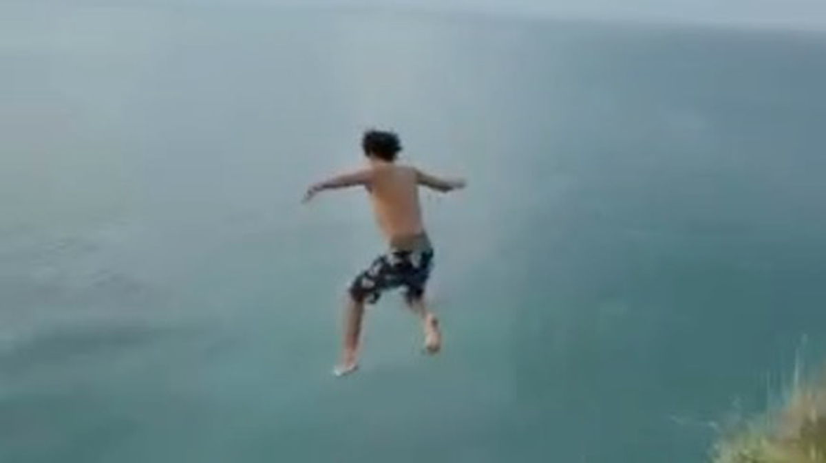 «Против всех его выходок»: Айза рассказала, что ее сын прыгнул в воду с обрыва