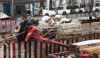 Видео с места падения крана на севере Москвы появилось в Сети