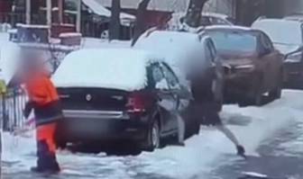 Мужчина в шортах и футболке разгромил машину в Москве