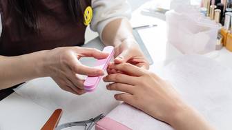 Как вернуть деньги за маникюр: куда обращаться, можно ли вернуть полностью