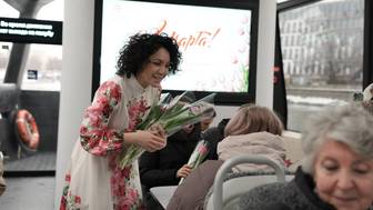 Для жительниц ВАО — жен участников СВО организовали экскурсию на электросудне по Москве-реке к 8 Марта