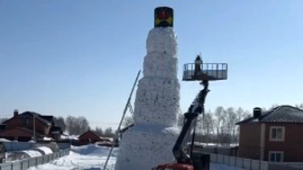 Житель Казани построил снеговика высотой 15 метров и претендует на рекорд страны