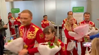 «Молодцы!»: в аэропорту Внуково встретили паралимпийцев с плакатами и цветами