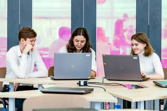 Одиннадцатиклассникам стали доступны онлайн-курсы по 10 предметам ЕГЭ