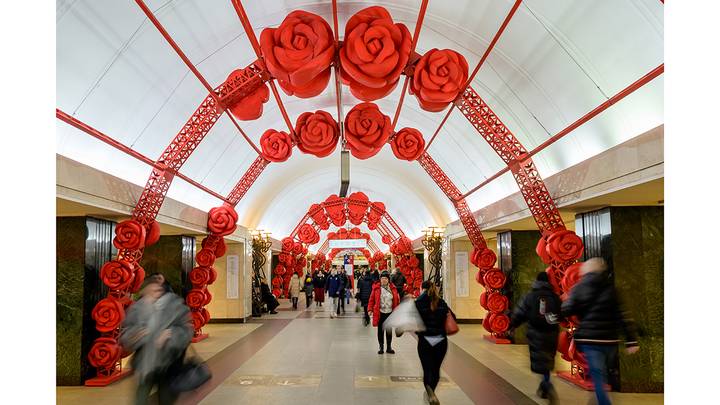 Оформление станции метро «Трубная» алыми розами к 8 Марта / Фото: Дмитрий Дубинский / Вечерняя Москва