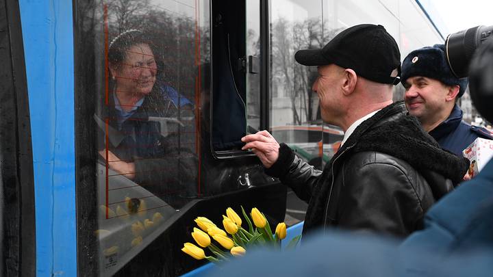 Денис Майданов и сотрудники ГАИ поздравили женщин-водителей с Международным женским днем / Фото: Мария Хапцова / Вечерняя Москва
