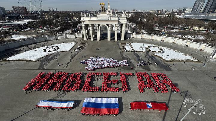 Акция на ВДНХ в честь Дня воссоединения Крыма с Россией / Фото: Анатолий Цымбалюк / Вечерняя Москва