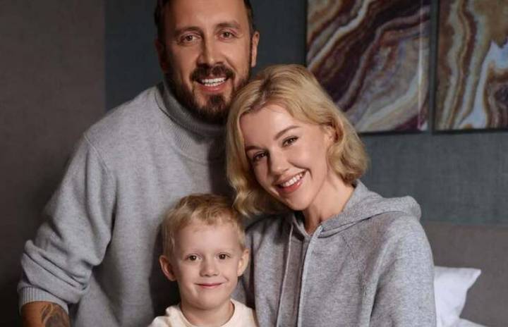 «Органичная пара»: Юлианна Караулова опубликовала фото с мужем и сыном