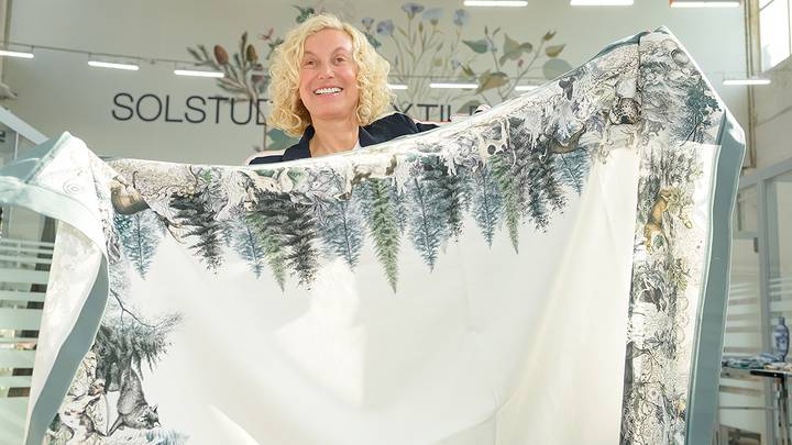 Основатель группы компаний Solstudio Textile Group Александра Калошина во время пресс-тура по площадкам участников конкурса «Новатор Москвы» в производственном цеху в технопарке «Калибр» / Фото: Дмитрий Дубинский / Вечерняя Москва