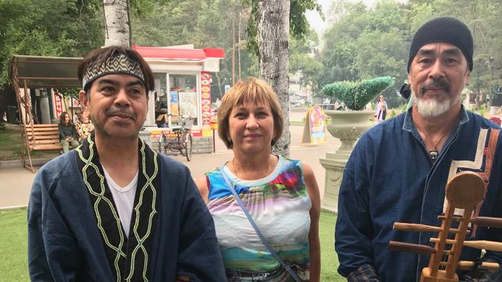 Кандидат исторических наук Марина Осипова c участниками ансамбля современной айнской музыки Ainu Art Project