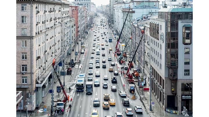 Промывка фасадов на улице Тверской / Фото: Дмитрий Дубинский / Вечерняя Москва