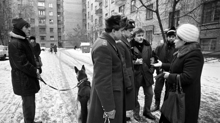 1 декабря 1987 года. Добровольцы из общества «Дзержинец» вместе с милиционерами проводят беседу с жителями