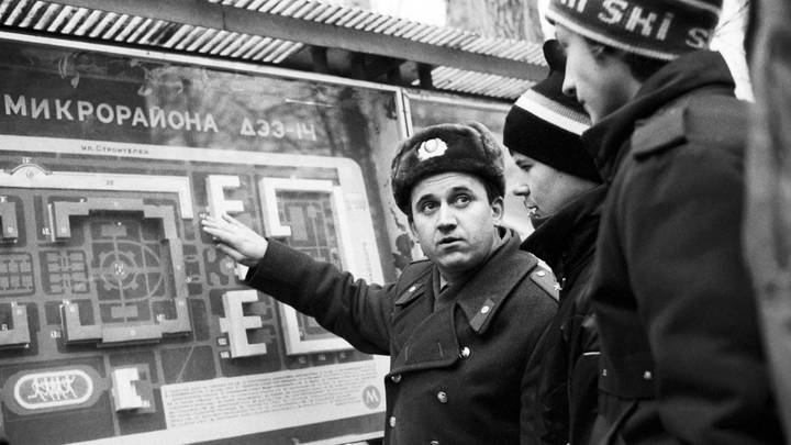 1 декабря 1987 года. Участковый А. Вьюков объясняет задачи добровольцам из общества «Дзержинец»