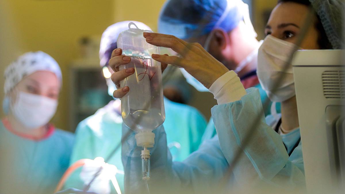 Пациентку с болезнью Альцгеймера впервые прооперировали в России