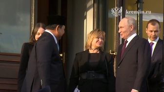 Путин проводил президента Индонезии Субианто до машины после переговоров