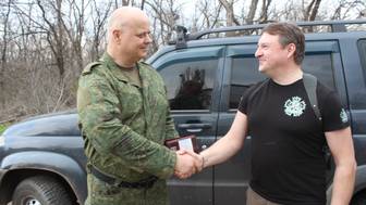 Весточки с Большой земли: волонтеры едут к бойцам с гуманитаркой, концертами и наградами