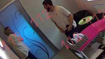 Незнакомец с телефоном зашел следом за девушкой в кабинку солярия в Ростова-на-Дону