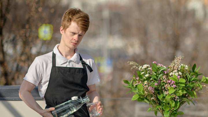 Официант Вячеслав Сергеев подает напитки в ресторане на Петровке