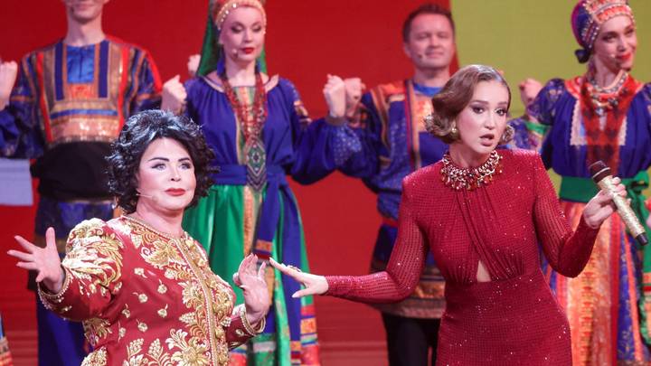 Певица Надежда Бабкина и телеведущая Ольга Бузова во время шоу «Надежда Бабкина. Юбилей, который пошел не так»