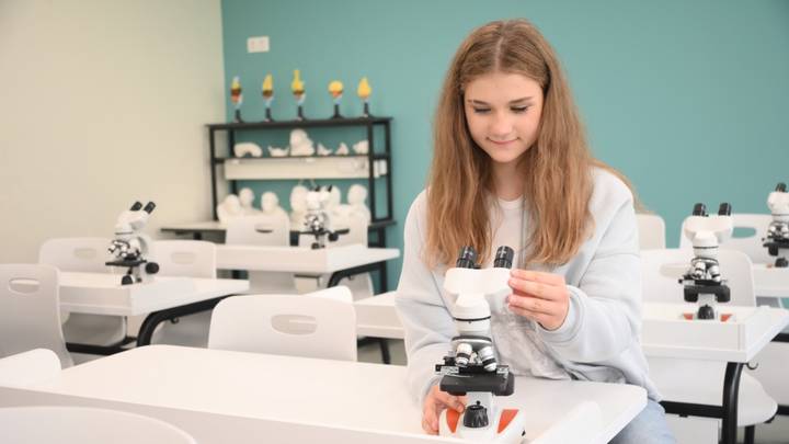 Школьница Арина Сероштан в лаборатории в школе «Марьино»
