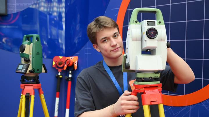 Второкурсник Московского индустриального колледжа Глеб Бекаев на форуме в Гостином Дворе