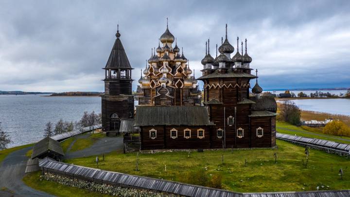 Ансамбль Кижского погоста включает в себя колокольню, Преображенскую и Покровскую церкви, а также полностью воссозданную ограду