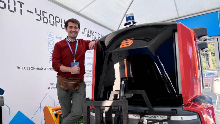 Разработчик Никита Голенок рядом с роботом-уборщиком «Пиксель»