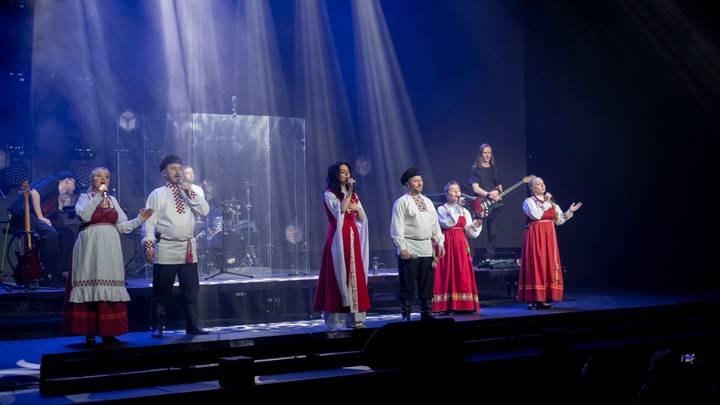 Певица Виктория Барс и народный ансамбль «Красная горка» выступают с премьерой песни «Ты не стой против мене»