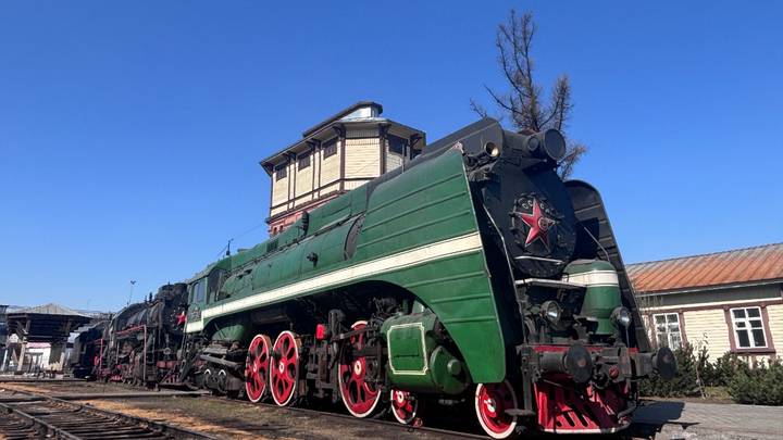 Паровоз серии П36, построенный в 1955 году. За горизонтальные полосы в народе он получил прозвище «Генерал»