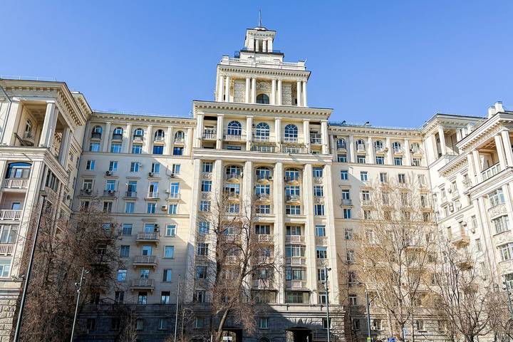 В Москве обновили восемь жилых домов со шпилями на фасадах