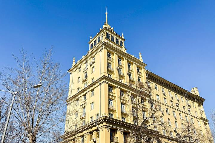 В Москве обновили восемь жилых домов со шпилями на фасадах