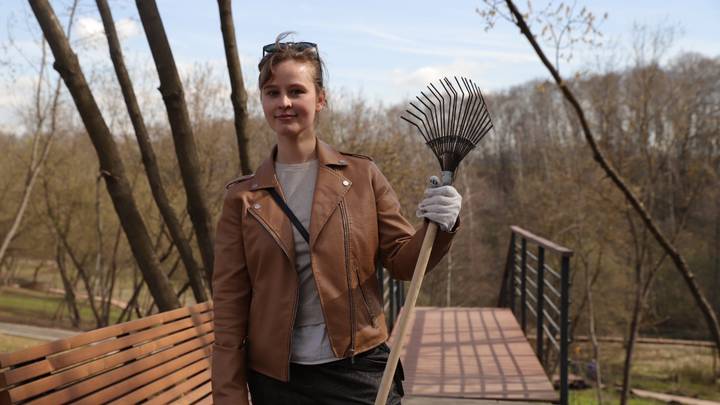 Москвичка Елена Федоровская принимает участие в субботнике в парке